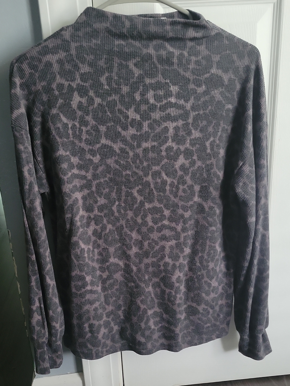 Gray Leopard Print Long Sleeve 🐆